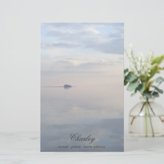 Een kalm zee, reflecties en het eiland briefpapier (Staand voorkant)