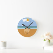 Een kameel op het strand ronde klok (Huis)