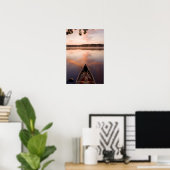 Een kano ligt op de kust van het meer van Pawtucka Poster (Thuiskantoor)