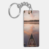 Een kano ligt op de kust van het meer van Pawtucka Sleutelhanger (Voorkant Links)