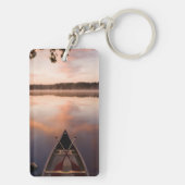 Een kano ligt op de kust van het meer van Pawtucka Sleutelhanger (achterkant)