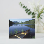 Een kano ligt op de kust van Little Long Pond Briefkaart (Staand voorkant)