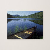 Een kano ligt op de kust van Little Long Pond Legpuzzel (Horizontaal)