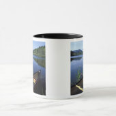 Een kano ligt op de kust van Little Long Pond Mok (Midden)