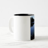 Een kano ligt op de kust van Little Long Pond Tweekleurige Koffiemok (Voorkant links)