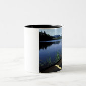 Een kano ligt op de kust van Little Long Pond Tweekleurige Koffiemok (Center)