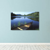 Een kano rust op de oever van Little Long Pond Canvas Afdruk (Insitu (Houten vloer))