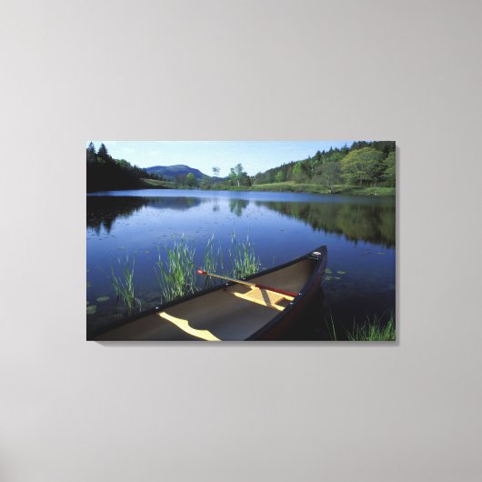 Een kano rust op de oever van Little Long Pond Canvas Afdruk (Voorkant)