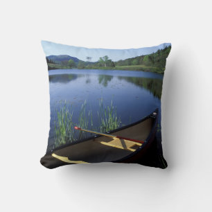 Een kano rust op de oever van Little Long Pond Kussen