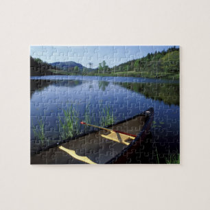 Een kano rust op de oever van Little Long Pond Legpuzzel