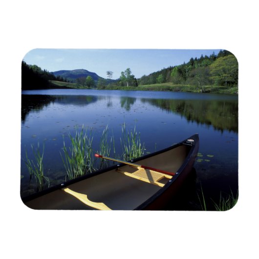 Een kano rust op de oever van Little Long Pond Magneet (Horizontaal)