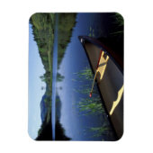 Een kano rust op de oever van Little Long Pond Magneet (Verticaal)