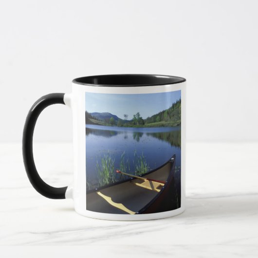 Een kano rust op de oever van Little Long Pond Mok (Links)