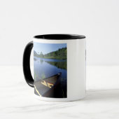 Een kano rust op de oever van Little Long Pond Mok (Voorkant links)