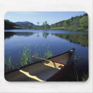Een kano rust op de oever van Little Long Pond Muismat