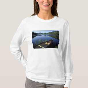 Een kano rust op de oever van Little Long Pond T-shirt