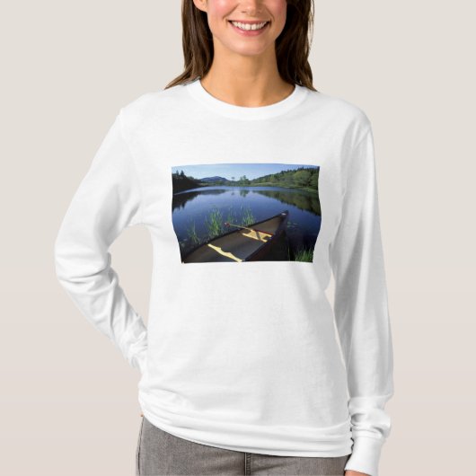 Een kano rust op de oever van Little Long Pond T-shirt (Voorkant)