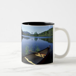Een kano rust op de oever van Little Long Pond Tweekleurige Koffiemok