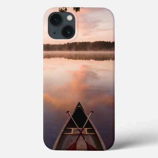 Een kano rust op de oever van Pawtuckaway Lake Case-Mate iPhone Case (Achterkant)