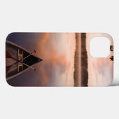 Een kano rust op de oever van Pawtuckaway Lake Case-Mate iPhone Case (Achterkant (horizontaal))