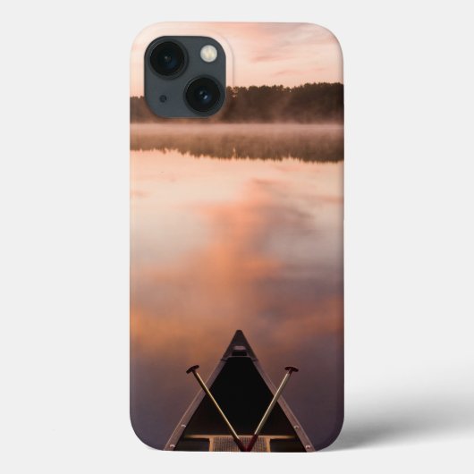 Een kano rust op de oever van Pawtuckaway Lake Case-Mate iPhone Case (Achterkant)