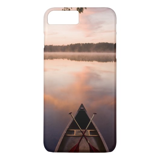 Een kano rust op de oever van Pawtuckaway Lake Case-Mate iPhone Case (Achterkant)