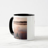 Een kano rust op de oever van Pawtuckaway Lake Mok (Voorkant links)