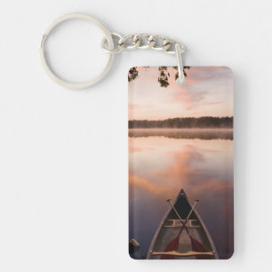 Een kano rust op de oever van Pawtuckaway Lake Sleutelhanger