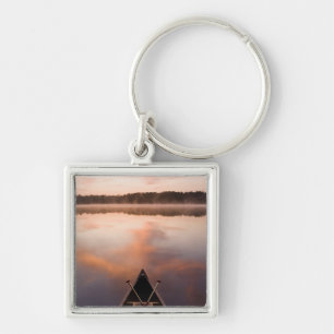 Een kano rust op de oever van Pawtuckaway Lake Sleutelhanger
