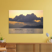 Een kanoe-ploegendienst voor de kust canvas afdruk (Insitu (Woonkamer))