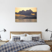 Een kanoe-ploegendienst voor de kust canvas afdruk (Insitu (Slaapkamer))
