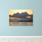 Een kanoe-ploegendienst voor de kust canvas afdruk (Insitu (Houten vloer))