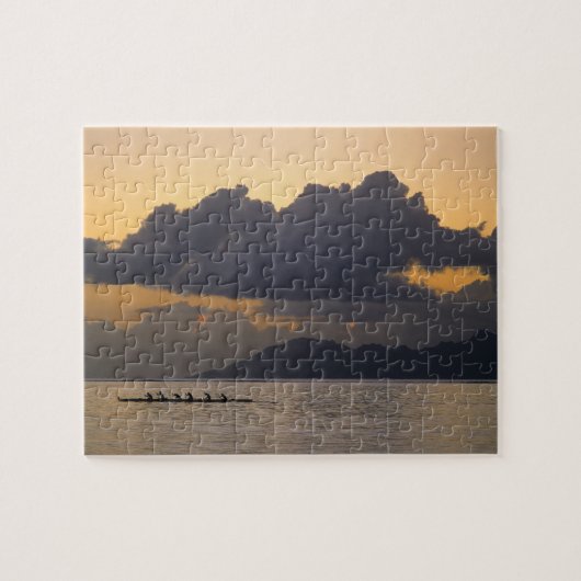 Een kanoe-ploegendienst voor de kust legpuzzel (Horizontaal)
