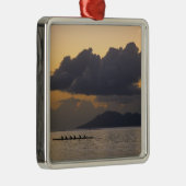 Een kanoe-ploegendienst voor de kust metalen ornament (Rechts)
