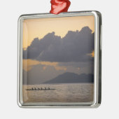 Een kanoe-ploegendienst voor de kust metalen ornament (Links)