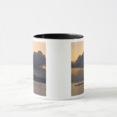 Een kanoe-ploegendienst voor de kust mok (Midden)