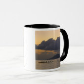 Een kanoe-ploegendienst voor de kust mok (Voorkant rechts)