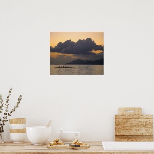 Een kanoe-ploegendienst voor de kust poster (Keuken)