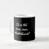 Eén kant van de mok zegt Cò a th' ann am Madeline? (Voorkant links)