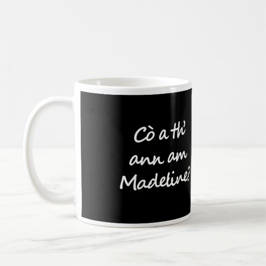 Eén kant van de mok zegt Cò a th' ann am Madeline? (Links)