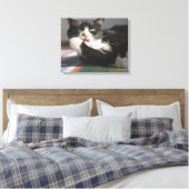 Een kat die het schopt is Paw. Canvas Afdruk (Insitu (Slaapkamer))