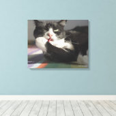 Een kat die het schopt is Paw. Canvas Afdruk (Insitu (Houten vloer))