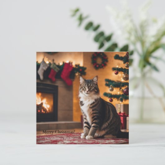 Een kat met een kerstboom en open haard feestdagenkaart (Staand voorkant)