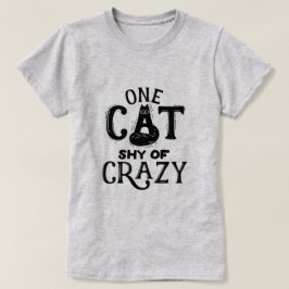 Een kat Shy van een knus T-shirt