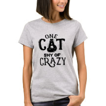 Een kat Shy van een knus T-shirt