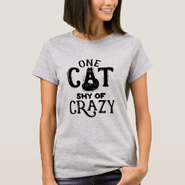 Een kat Shy van een knus T-shirt