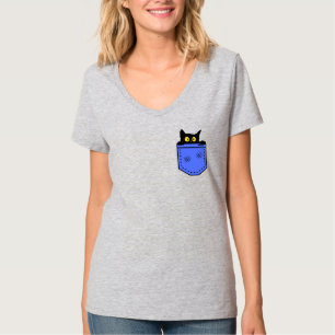 Een kat verstopt zich in zijn zak t-shirt