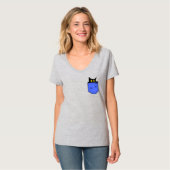 Een kat verstopt zich in zijn zak t-shirt (Voorkant volledig)