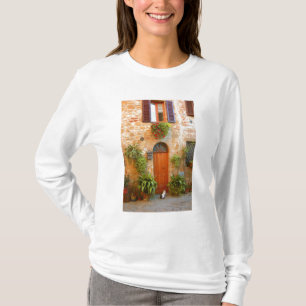 Een kat zoekt toegang tot het huis in Pienza, Ital T-shirt