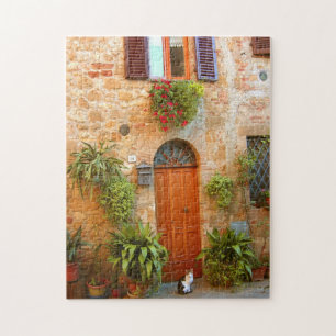 Een kat zoekt toegang tot huis in Pienza, Italië Legpuzzel
